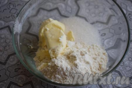 Пока подходит тесто, приготовим штрейзель. Для этого смешаем холодное сливочное масло с сахаром, мукой и ванилином.