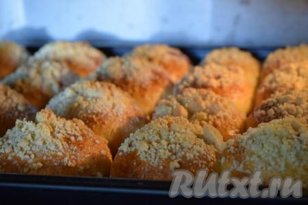 Во время выпечки булочки будут чудесно пахнуть, они хорошо подойдут и увеличатся в размерах.