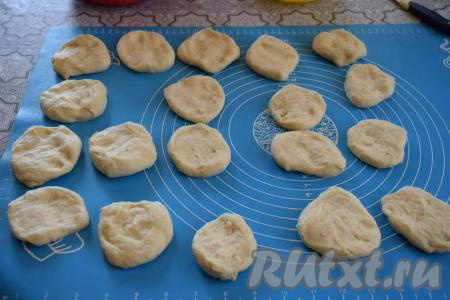 Далее каждый кусочек теста расплющиваем в лепёшку, но не сильно, чтобы не сильно обмять подошедшее тесто.