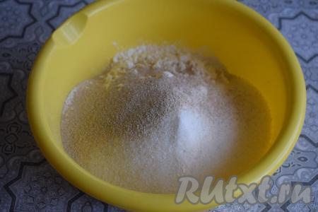 Замесим тесто, для этого в миску высыпаем муку, дрожжи, сахар,&nbsp;соль и перемешиваем.