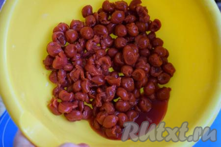 Далее готовим вишнёвую начинку. Вишню моем и удаляем косточки, если же вы используете замороженную вишню, то разморозьте ягоды и слейте сок.