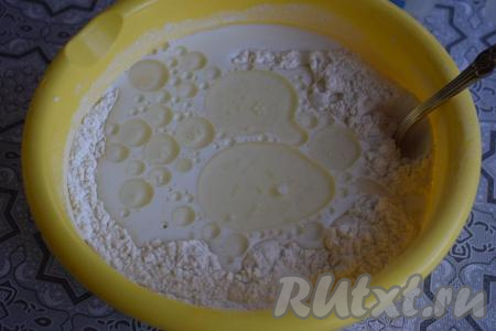 Подогреваем молоко до 40 градусов. Вливаем к подогретому молоку растительное масло, перемешиваем и добавляем молочно-масляную смесь в миску со смесью муки и дрожжей.