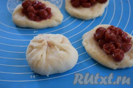 Далее защипываем тесто сверху, формируя мешочки (как на фото).