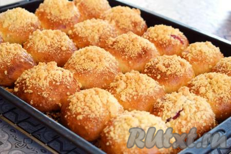 Достаём булочки из духовки. При нажатии на них они будут мягкими, как пух. Булочки, приготовленные из дрожжевого теста по этому рецепту, получаются восхитительными: сверху хрустящий ванильный штрейзель, а в середине - вкуснейшая кисло-сладкая вишня. Такая выпечка, просто объедение!