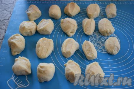 Выкладываем тесто на стол и делим на 2 равные части, затем каждую часть делим на 9 кусочков. В результате у нас должно получиться 18 кусочков теста.