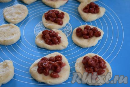 На середину каждой лепёшки кладем, примерно, 1 столовую ложку вишнёвой начинки.