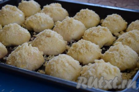 Подготовленные булочки с вишней смазываем взбитым при помощи вилки яйцом и посыпаем охлаждённым штрейзелем.