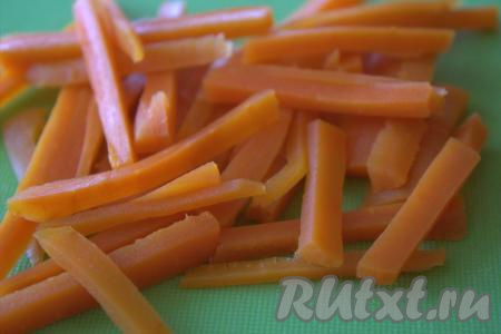 Морковь вымыть и, не очищая, поместить в кастрюлю, полностью залить водой. Кастрюлю с морковкой отправить на огонь и варить с момента закипания на небольшом огне 25-35 минут (время варки зависит от размера моркови). Готовая варёная морковка будет легко прокалываться ножом. Затем, дав моркови остыть, очистить её и нарезать небольшой соломкой.