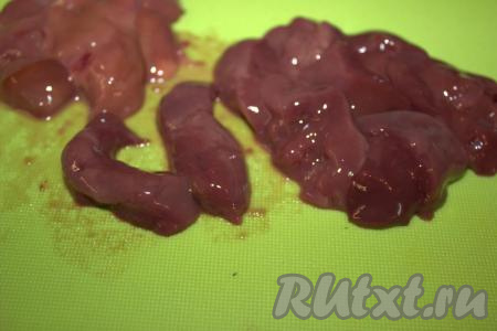Куриную печень вымыть, очистить от плёнок и прожилок, некрупно нарезать.