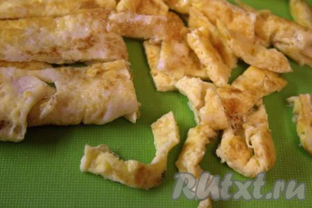 Остывшие блинчики нарезать тонкой соломкой.