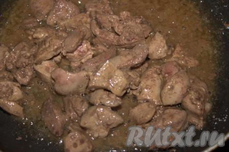 Выложить кусочки печени в сковороду с разогретым растительным маслом, перемешать, обжаривать на среднем огне, иногда помешивая, в течение 5-7 минут (до готовности). Готовность печени можно проверить, надрезав её ножом (из готовой печёнки будет выделяться прозрачный сок без кровяных примесей).
