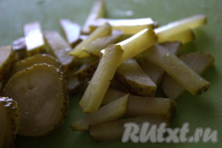 Солёные (или маринованные) огурцы нарезать тонкой соломкой.