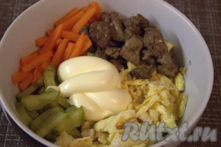 В миске соединить нарезанные морковь, огурцы, яичные блинчики и куриную печень, добавить майонез.