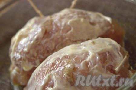 Подготовленные куриные рулетики&nbsp;выложить в жаропрочную форму швом вниз (я закрепила ещё края рулетиков зубочистками). Сверху рулетики я смазала оставшейся смесью майонеза, сметаны и чеснока. Выпекать куриные рулетики&nbsp;с помидорами и сыром в духовке, заранее разогретой до 220 градусов, 10 минут, затем снизить температуру до 200 градусов и запекать ещё 15 минут. За 5 минут до готовности посыпать рулеты отложенным сыром.