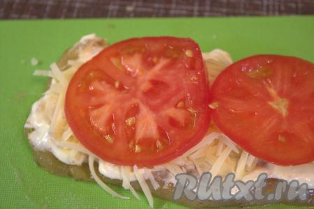 Помидоры вымыть, нарезать тонкими кружочками. На каждый кусочек филе поверх сыра выложить по 2 кружочка помидора.