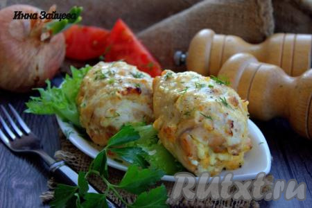 Куриные рулетики с помидорами и сыром получаются очень сочными и нежными, к столу подавайте с гарниром, особенно хорошо они сочетаются с картофельным пюре.