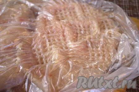 Слегка отбить каждую часть филе, накрыв плёнкой (или пакетом).