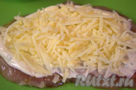 Затем на каждый кусочек мяса выложить по 1-2 чайных ложки натёртого на средней тёрке сыра (1-2 столовые ложки натёртого сыра отложите в сторонку, они понадобятся в дальнейшем).