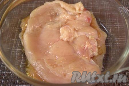 Для приготовления маринада в миске соединить соевый соус, растительное масло, лимонный сок и специи, по желанию, немного посолить, тщательно перемешать. Каждый кусочек филе смазать маринадом и стопочкой сложить кусочки мяса друг на друга. Куриное филе отставить в сторонку минут на 20.