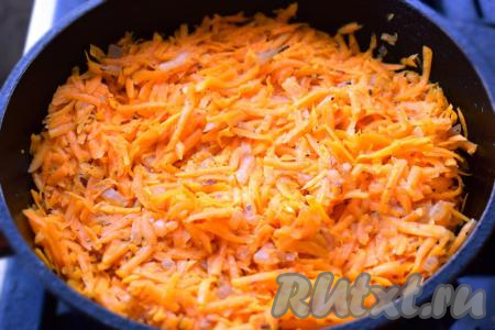 К обжаренному луку отправляем тыкву и тушим на самом медленном огне, примерно, 3-4 минуты. Тыкву не надо обжаривать до готовности, необходимо дождаться момента, когда она начнёт пускать сок, и сразу же выключить огонь. Наша начинка готова. Охлаждаем её до тёплого состояния.