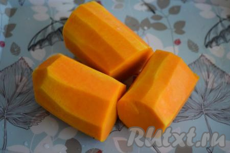 Очищаем шкурку ножом.