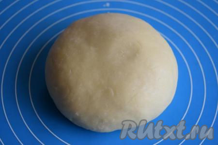 Берём отлежавшееся тесто, оно станет мягким и податливым.