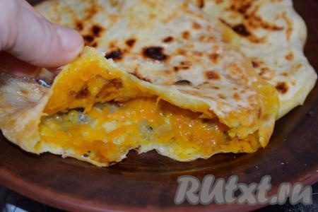 Тыква в лепёшках, приготовленных на сковороде, получается очень сочной и вкусной, она пахнет перцем, луком и специями.