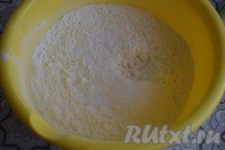 Приготовим тесто для наших лепёшек, для этого соединим в миске муку, соль, сахар, перемешаем.
