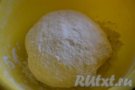 Вымешиваем тесто, примерно, 8 минут. Оно должно получиться плотным и не липнущим к рукам. Накрываем миску с тестом плёнкой и оставляем полежать, примерно, 15-20 минут при комнатной температуре.