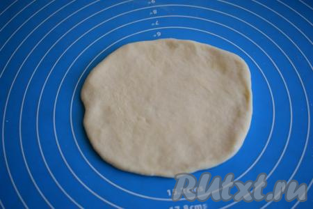 Раскатываем каждый шарик в лепёшку диаметром, примерно, 12-13 см.