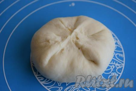 Собираем тесто в узелок и защипываем.