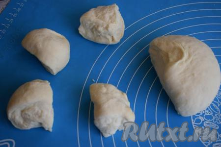 Делим его на 2 части, а затем каждую половинку делим на 4 равные кусочка. В итоге получаем 8 заготовок.