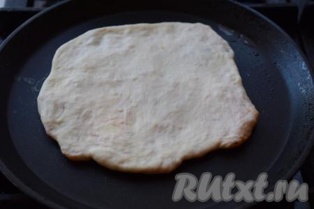 Таким образом у нас получатся 8 сформированных лепёшек. Далее разогреваем сухую сковороду (смазываем её растительным маслом совсем немного, только перед приготовлением первой лепёшки)&nbsp;на медленном огне и выкладываем на неё лепёшку. Даём лепёшке запечься в течение, примерно, 6 минут с одной стороны.