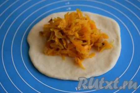 Начинку разделяем на 8 равных частей. Кладём 1/8 часть начинки на центр каждой лепёшки.