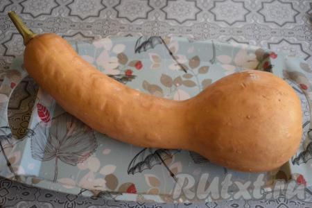 В это время приготовим начинку. Моем тыкву, обсушиваем и нарезаем на кусочки, которые легко сможем очистить от кожуры.