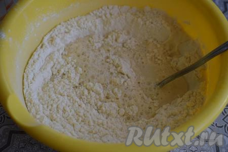 В смесь муки, соли и сахара добавим растительное масло и горячую воду (температура воды должна быть, примерно, 70 градусов).