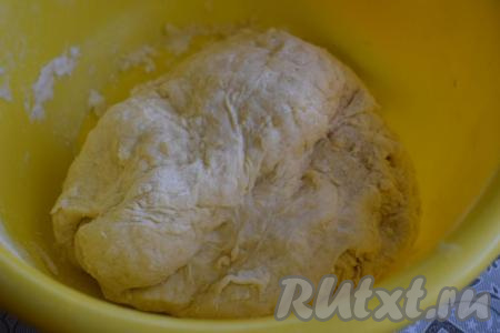 Начнём замешивать тесто сначала при помощи ложки, а когда тесто начнёт сворачиваться, будем замешивать руками.