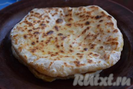 Готовую лепёшку снимаем со сковороды и смазываем вторую сторону сливочным маслом. Накрываем тарелку с лепёшкой полотенцем, для того чтобы лепёшка "отошла" и стала мягкой. Таким образом печём все лепёшки, складывая их стопочкой на тарелку и не забывая накрывать полотенцем.