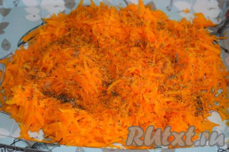 Трём тыкву на крупной тёрке, солим, перчим, добавляем специи по желанию (я добавила к начинке прованские травы).