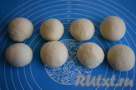 Округляем все заготовки, выкатывая каждый кусочек теста рукой о поверхность стола.