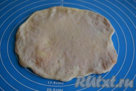 Далее очень аккуратно растягиваем каждый узелок в лепёшку, стараясь не повредить целостность теста. Диаметр каждой получившейся лепёшки с тыквой, примерно, 15-18 см.