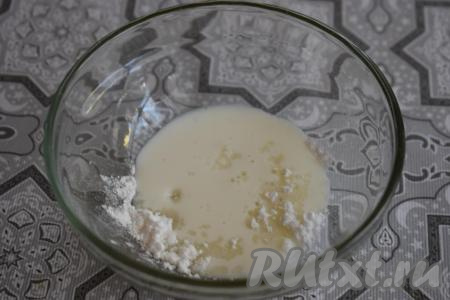 Для приготовления помадки смешаем сахарную пудру, воду и ванилин.