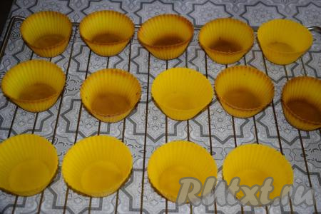 Подготовим силиконовые формочки, расставим их на решётке (или противне), на которой планируем выпекать кексы. Смажем формочки изнутри растительным маслом при помощи кисти (или ватного диска).