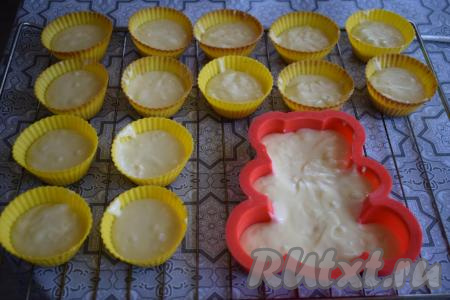 Подготовленные формочки заполним тестом на&nbsp; 2/3. 