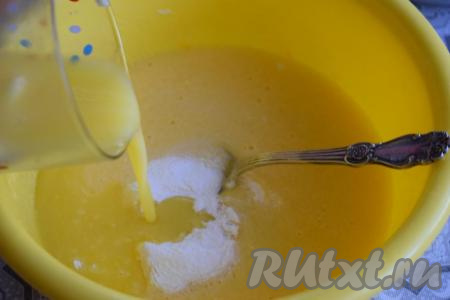 Всыпаем в миску разрыхлитель и ванилин, ещё раз перемешиваем тесто. Далее растопим сливочное масло в микроволновой печи до жидкого состояния. Не горячее растопленное масло также добавим к тесту.