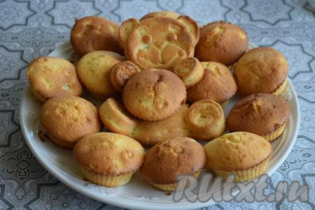 Вынимаем кексы из формочек, они прекрасно отходят и прямо "выпрыгивают" из силиконовых форм. Далее кексы, приготовленные со сметаной и сливочным маслом, можно посыпать сахарной пудрой, а можно приготовить помадку. 