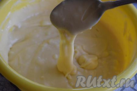 Тесто получается в меру густым, похожим на сметану.