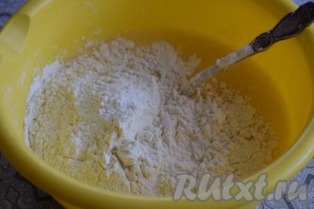 Перемешаем все ингредиенты до однородности при помощи вилки, добавим муку.