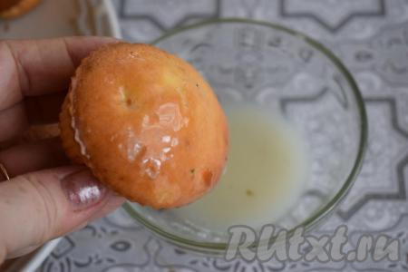 Окунаем шапочки наших кексов в помадку и отправляем на блюдо.