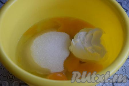 Замесим тесто для наших кексов, для этого в миску разобьём яйца, добавим сахар, соль и сметану, перемешиваем.&nbsp;